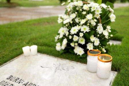 Arten von Grabstätten: Was unterscheidet traditionelle Erdbestattungen von Betongräbern?