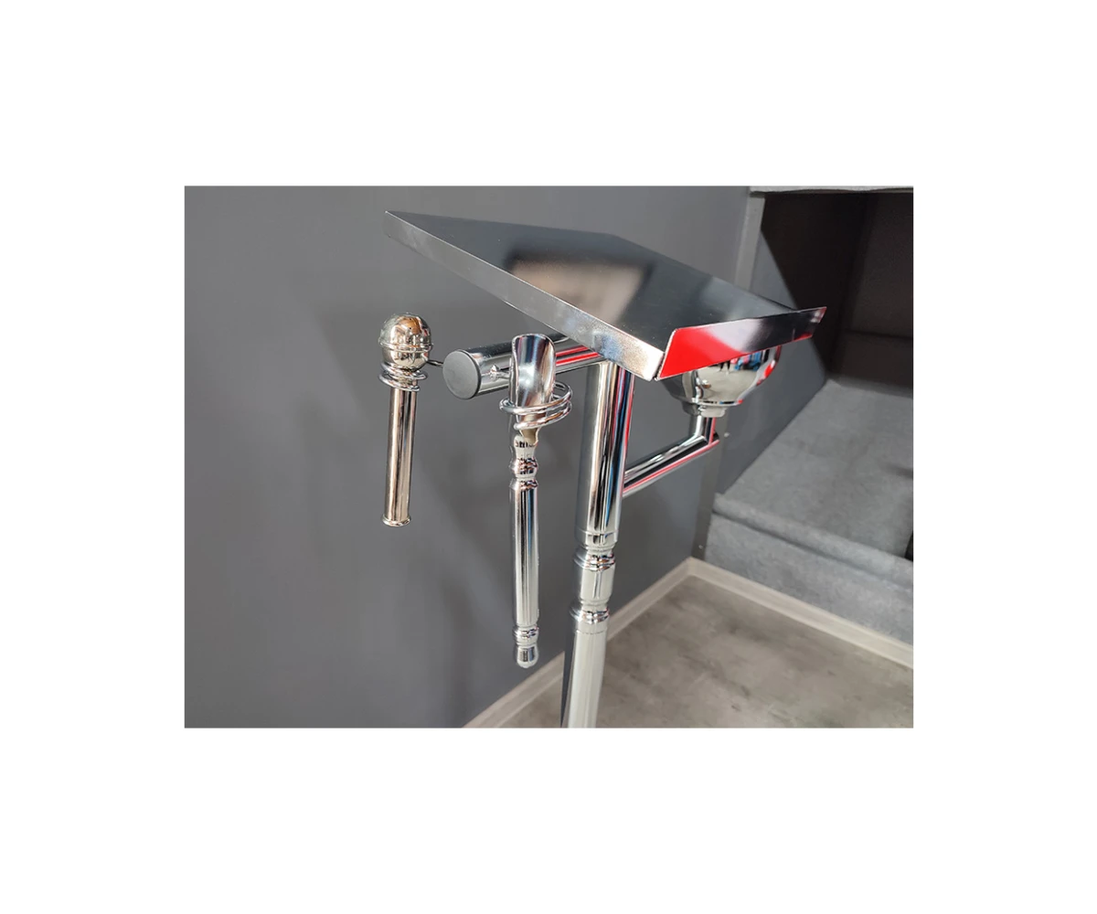 rotes-rednerpult-chrom