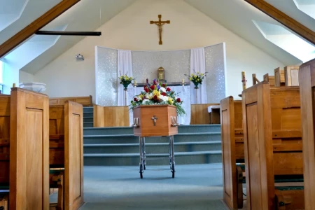Ausstattung der Trauerkapelle – wie den Raum für die Zeremonie richtig vorbereiten?